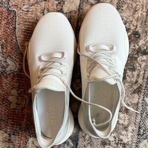 New Balance women’s shoes size 10 worn ONCE indoors. Missing one insole.